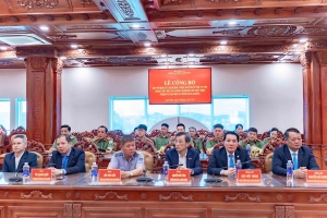 Công an Lâm Đồng tiếp nhận, phong cấp bậc hàm cho 29 cán bộ an ninh hàng không