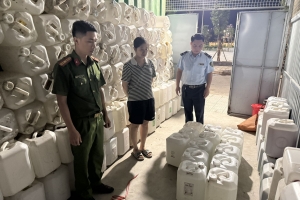Xử phạt cơ sở kinh doanh 400 lít rượu không rõ nguồn gốc