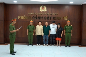 Công an TP. HCM triệt phá đường dây làm giấm giả từ hóa chất độc hại