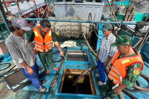 Cà Mau: Phát hiện tàu cá vận chuyển hơn 30.000 lít dầu không rõ nguồn gốc trên biển
