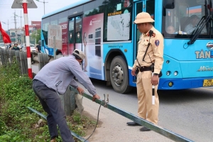 Hà Nội rào kín 6 lối đi tự phát qua đường sắt Bắc - Nam