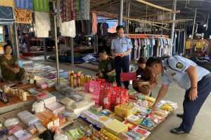 Đội QLTT số 5 (Lào Cao) liên tiếp xử lý vi phạm hàng giả và an toàn thực phẩm tại Mường Khương