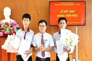 Hai học sinh THPT Quang Trung – Đắk Mil vinh dự đứng vào hàng ngũ của Đảng