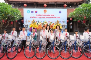 Bộ trưởng Bộ Y tế dự chương trình khám bệnh 'Vì một Việt Nam khỏe mạnh hơn' tại đền Bia