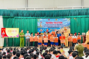 Hải Phòng: Tặng 50 áo phao cho học sinh Trường Tiểu học và THCS Quang Hưng