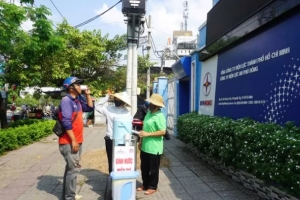 Bình nước miễn phí và nghĩa tình ngành Điện