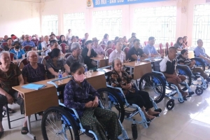 Tổ chức Giving It Back To Kids (Hoa Kỳ) trao tặng hơn 500 xe lăn cho người khuyết tật tại Thanh Hóa