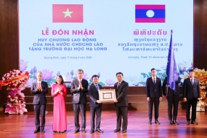 Trường Đại học Hạ Long đón nhận Huy chương Lao động của Nhà nước CHDCND Lào