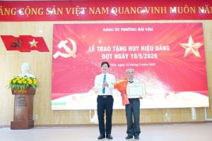 Đà Nẵng: Phường Hải Vân trao huy hiệu Đảng đợt 19/5