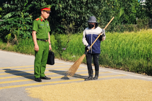 Ninh Bình: Tăng cường tuyên truyền, nhắc nhở người dân không phơi lúa, rơm rạ trên đường giao thông