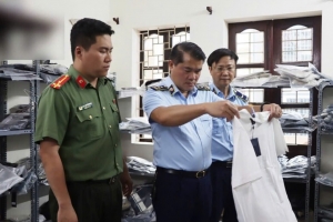 Hà Nội: Tạm giữ hơn 700 sản phẩm quần áo, giày dép nghi giả nhãn hiệu