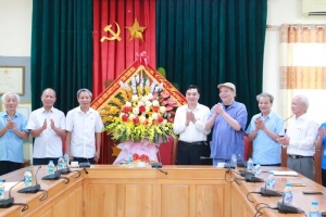 Chủ tịch UBND tỉnh Thanh Hóa thăm, chúc mừng Câu lạc bộ Hàm Rồng nhân kỷ niệm 44 năm thành lập