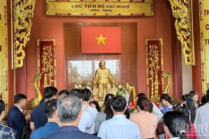 Chuỗi hoạt động kỷ niệm 136 năm Ngày sinh Chủ tịch Hồ Chí Minh tại Lào