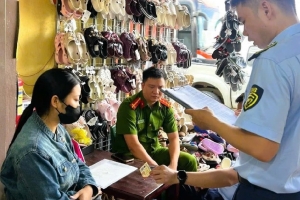 Thanh Hóa xử phạt 2 hộ kinh doanh buôn bán dép giả nhãn hiệu Crocs