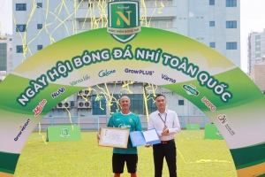 HLV Guillaume Graechen được vinh danh tại Ngày hội bóng đá Nhí Nutifood 2026