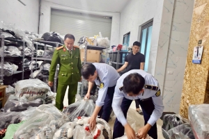 Hà Nội: Đội Quản lý thị trường số 24 tăng cường kiểm soát thực phẩm và hàng hóa vi phạm