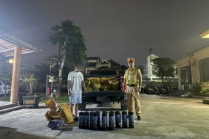 Quảng Ninh: Bắt giữ xe bán tải vận chuyển 160 bình khí cười