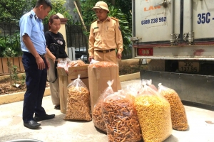 Ninh Bình: Chặn đứng một xe tải chở gần 100kg đồ ăn vặt không rõ nguồn gốc trên Quốc lộ 1A