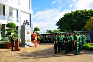 Dâng hoa Tượng đài Bác Hồ với Chiến sĩ Biên phòng nhân dịp kỷ niệm 136 năm Ngày sinh Chủ tịch Hồ Chí Minh