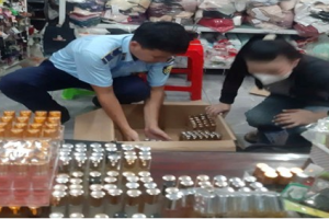 An Giang: Tiêu hủy hàng trăm chai nước hoa không rõ nguồn gốc xuất xứ