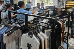 Tạm giữ lô hàng thời trang nghi giả nhãn hiệu trị giá hơn 1,7 tỷ đồng