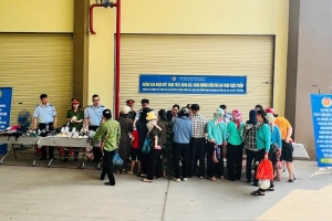 Đội Quản lý thị trường số 6 Lào Cai tuyên truyền nhận biết hàng thật - hàng giả tại chợ Bát Xát