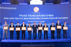 Ông Lê Viết Hiếu nhận bằng khen của UBND thành phố Hồ Chí Minh