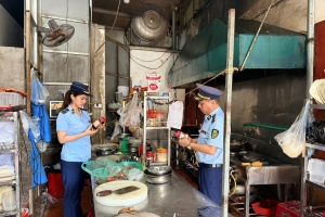 Lạng Sơn: Phạt 10 triệu đồng cơ sở kinh doanh ăn uống để cống rãnh ứ đọng, nhân viên thiếu chứng nhận