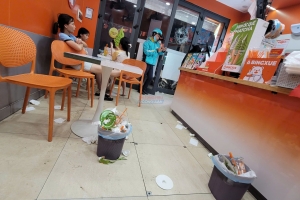 Trà sữa, kem BingXue Dương Nội: Tiềm ẩn nguy cơ mất an toàn thực phẩm vì rác thải và "tay trần"