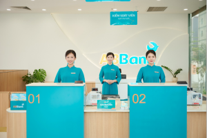 ABBank tiên phong triển khai quầy giao dịch đứng, nâng tầm trải nghiệm khách hàng