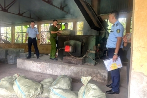 Lạng Sơn: Tiêu hủy 700kg xúc xích nhập lậu