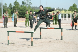 51 VĐV tranh tài quyết liệt ở nội dung vượt vật cản tại Hội thao Công an nhân dân