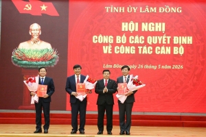 Lâm Đồng công bố và trao 10 quyết định điều động, bổ nhiệm cán bộ quản lý