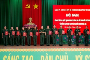 Bộ đội Biên phòng Tây Ninh trao các quyết định nâng bậc lương, phụ cấp thâm niên vượt khung và thăng quân hàm QNCN năm 2026