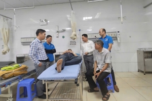Cán bộ Trung tâm Dịch vụ tổng hợp nội vụ tỉnh Lào Cai kịp thời hỗ trợ người dân gặp sự cố sức khỏe