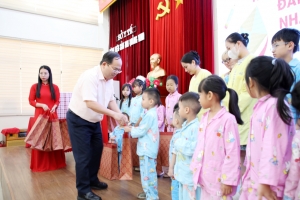 Bí thư Tỉnh ủy Quảng Ninh thăm, trao quà cho bệnh nhi tại Bệnh viện Sản Nhi