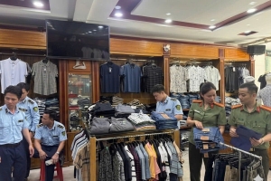 Ninh Bình: Đột kích cửa hàng thời trang T.K, thu giữ lô quần áo giả mạo nhãn hiệu trị giá gần 200 triệu đồng