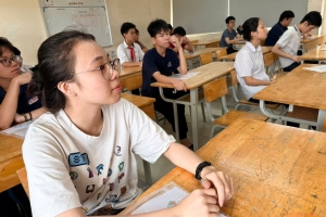 Hình ảnh thí sinh làm thủ tục dự thi vào lớp 10 tại Hà Nội