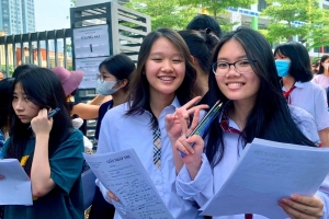 Hà Nội: Vạn cung bậc cảm xúc phía ngoài cổng trường kỳ thi vào 10 quy mô lớn nhất lịch sử