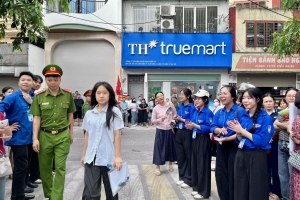Tỷ lệ chọi "nghẹt thở", phụ huynh đứng kín cổng trường chờ con thi lớp 10 ở Hà Nội