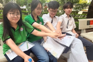 Hình ảnh gần 125.000 học sinh Hà Nội bước vào môn thi đầu tiên kỳ thi lớp 10