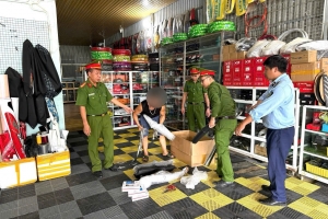 Lào Cai: Công an xã Văn Bàn xử phạt cơ sở kinh doanh phụ tùng độ xe mô tô không rõ nguồn gốc
