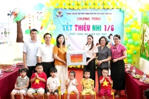 Lãnh đạo tỉnh Lạng Sơn thăm, tặng quà trẻ em có hoàn cảnh đặc biệt