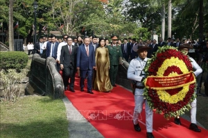 Tổng Bí thư, Chủ tịch nước Tô Lâm dâng hoa tại Tượng đài Chủ tịch Hồ Chí Minh ở Philippines