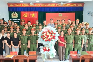 Công an phường Phù Liễn công bố quyết định thăng cấp bậc hàm, nâng lương và công tác cán bộ năm 2026