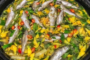 Lẩu chua cá linh bông điên điển – Hương vị dân dã từ mùa nước nổi miền Tây