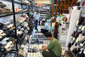 Ninh Bình: Phát hiện 100 sản phẩm giày, dép có dấu hiệu giả mạo nhãn hiệu