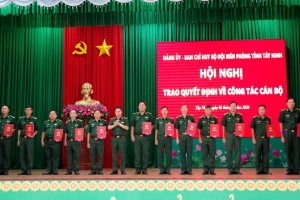 Bộ đội Biên phòng Tây Ninh trao quyết định về công tác cán bộ