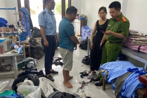 Hưng Yên: Phát hiện xưởng sản xuất gần 6.000 áo khoác giả mạo thương hiệu