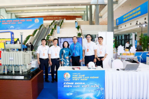 Mũ bảo hộ thông minh ứng dụng AI của EVNNPC được trưng bày tại Triển lãm chào mừng Đại hội XIV Công đoàn Việt Nam